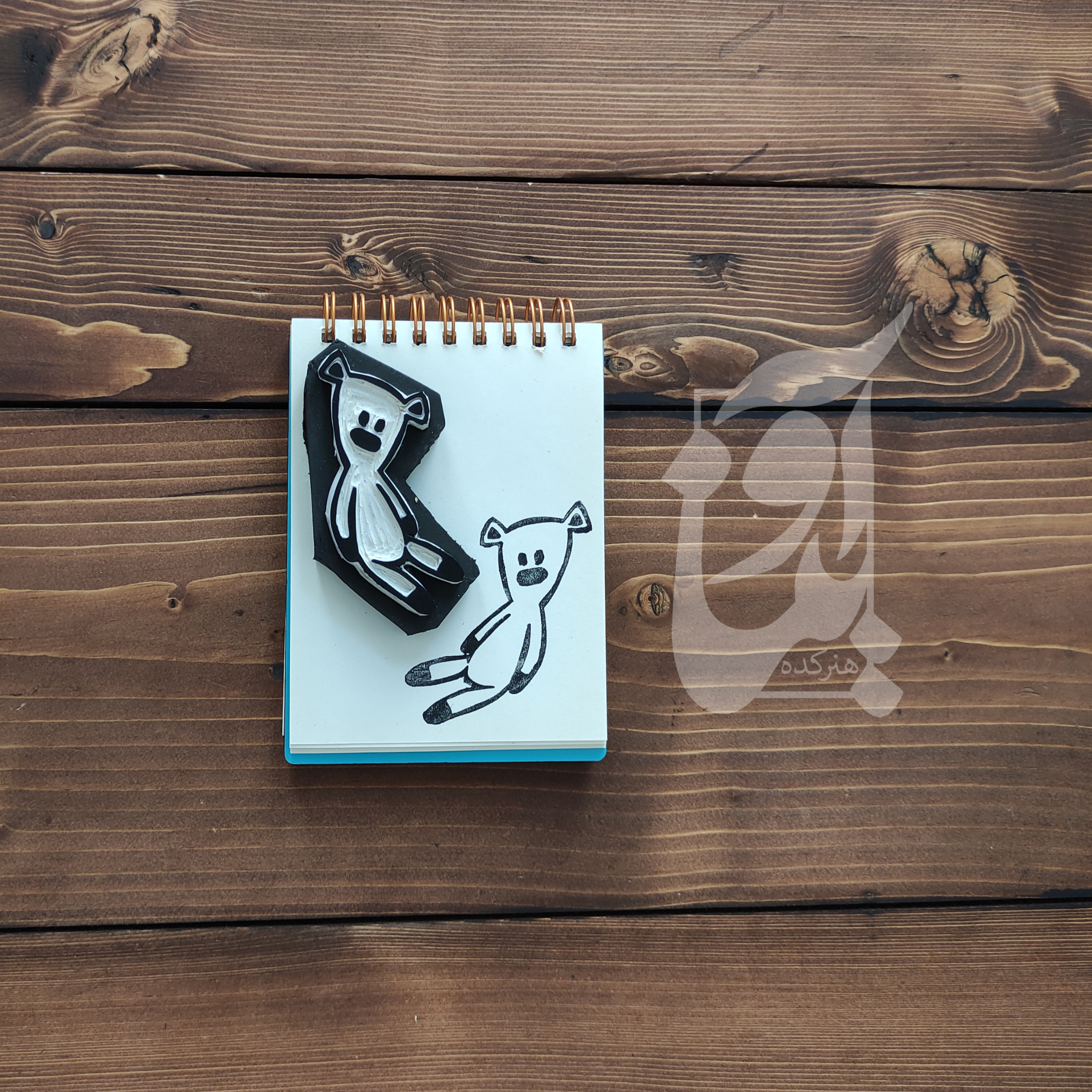 سفارش مهر دستساز لینولئوم طرح عروسک مستربین / پایه فوم